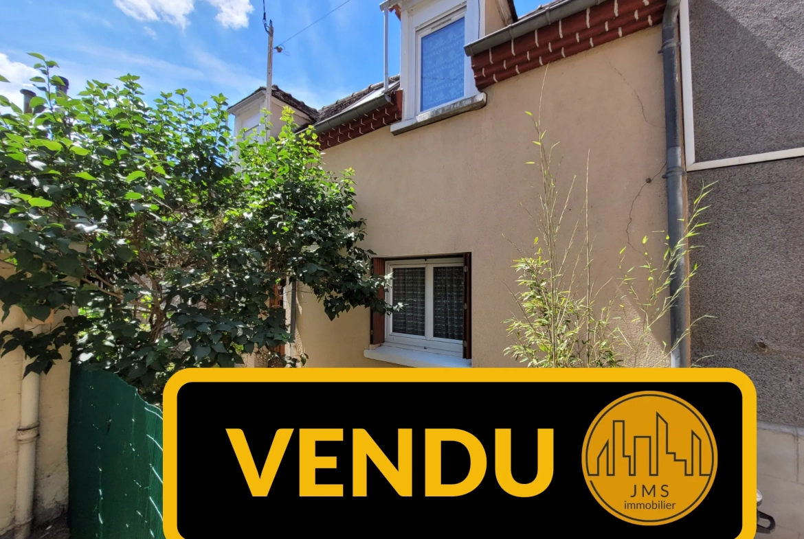 Belle maison de ville avec terrasse à Moulins - 2 chambres, sans travaux 