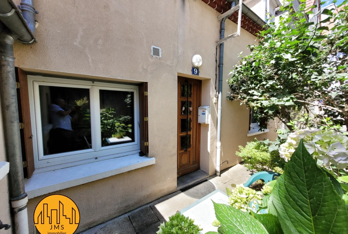 Belle maison de ville avec terrasse à Moulins - 2 chambres, sans travaux 