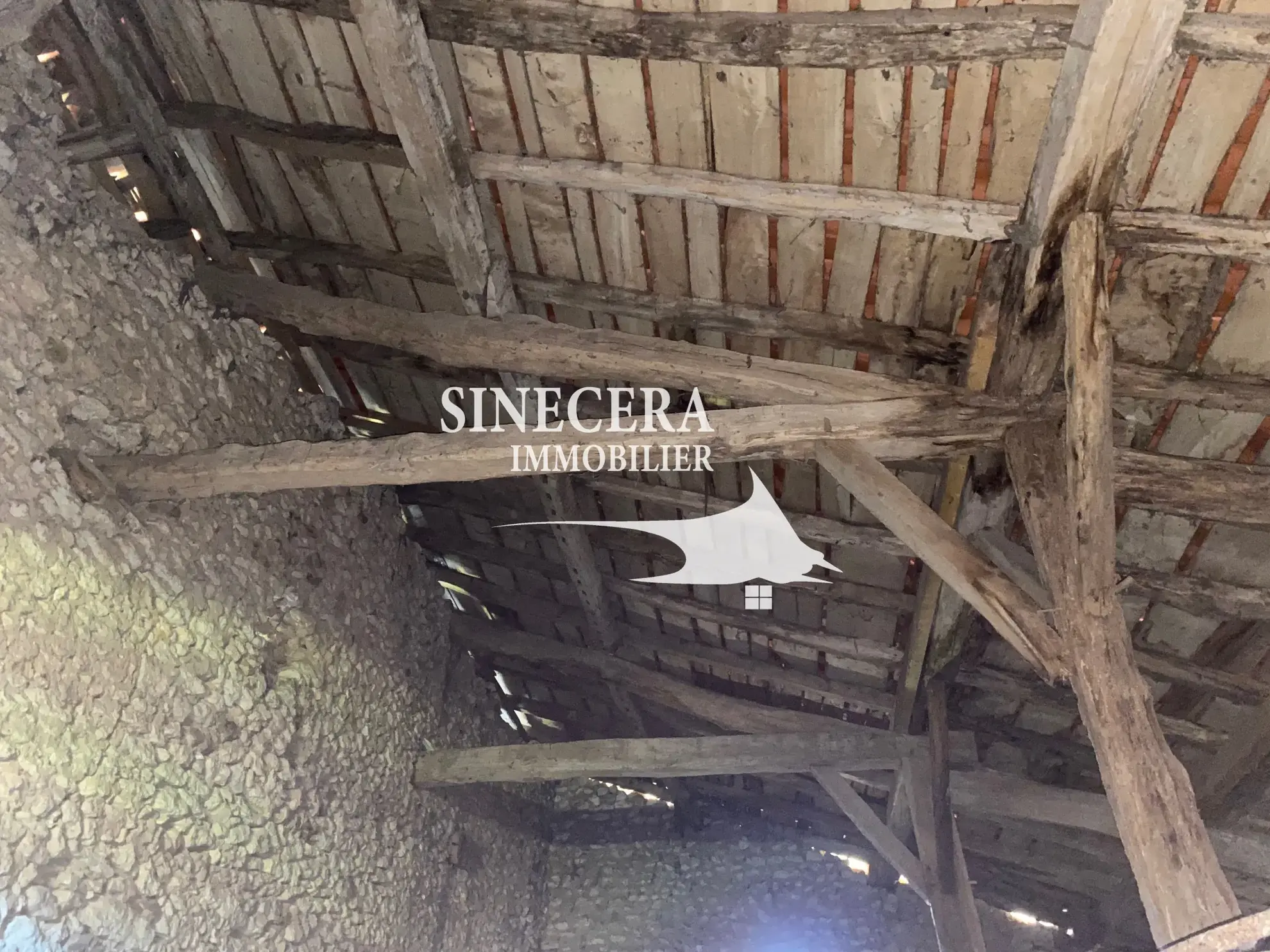Ferme en pierre habitable de 75 m² à Saint Aquilin avec terrain et potentiel d'extension 