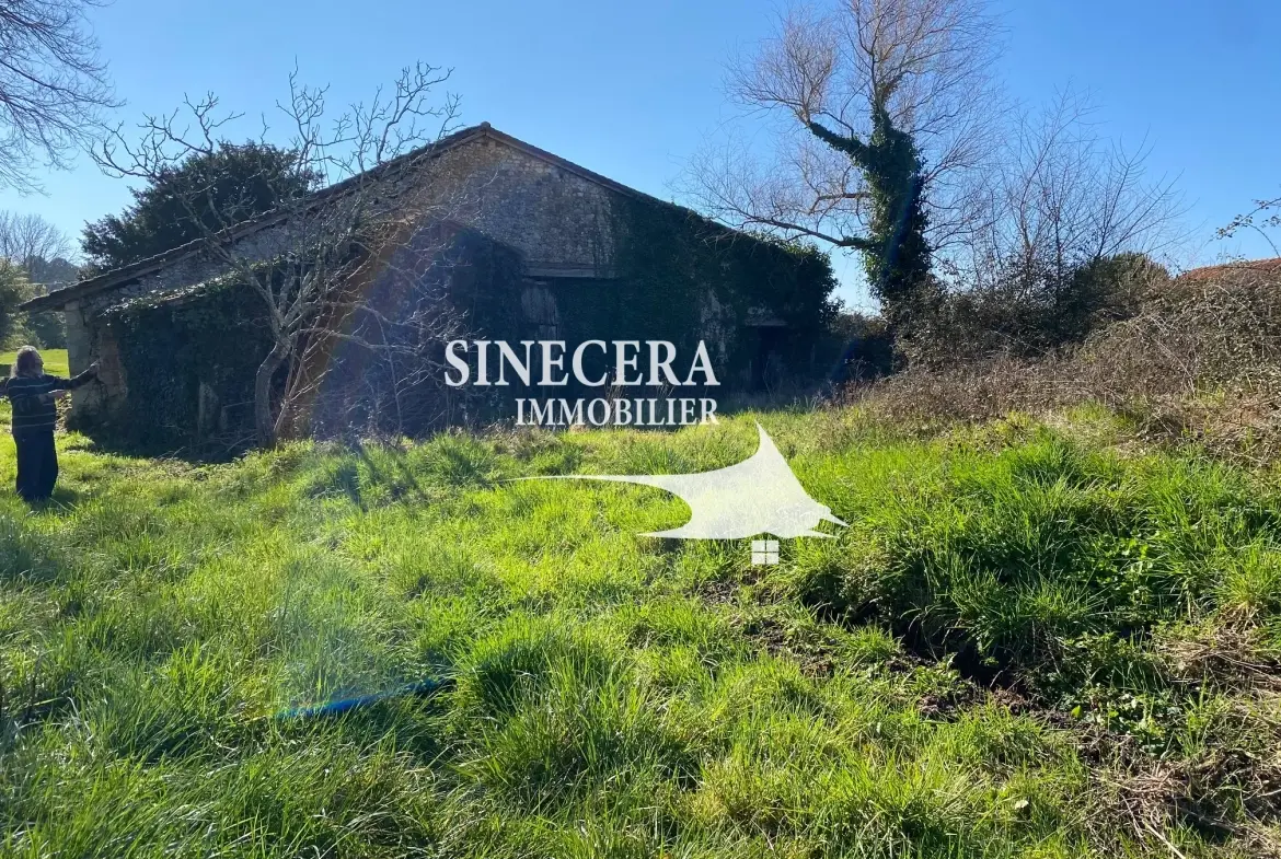 Ferme en pierre habitable de 75 m² à Saint Aquilin avec terrain et potentiel d'extension 