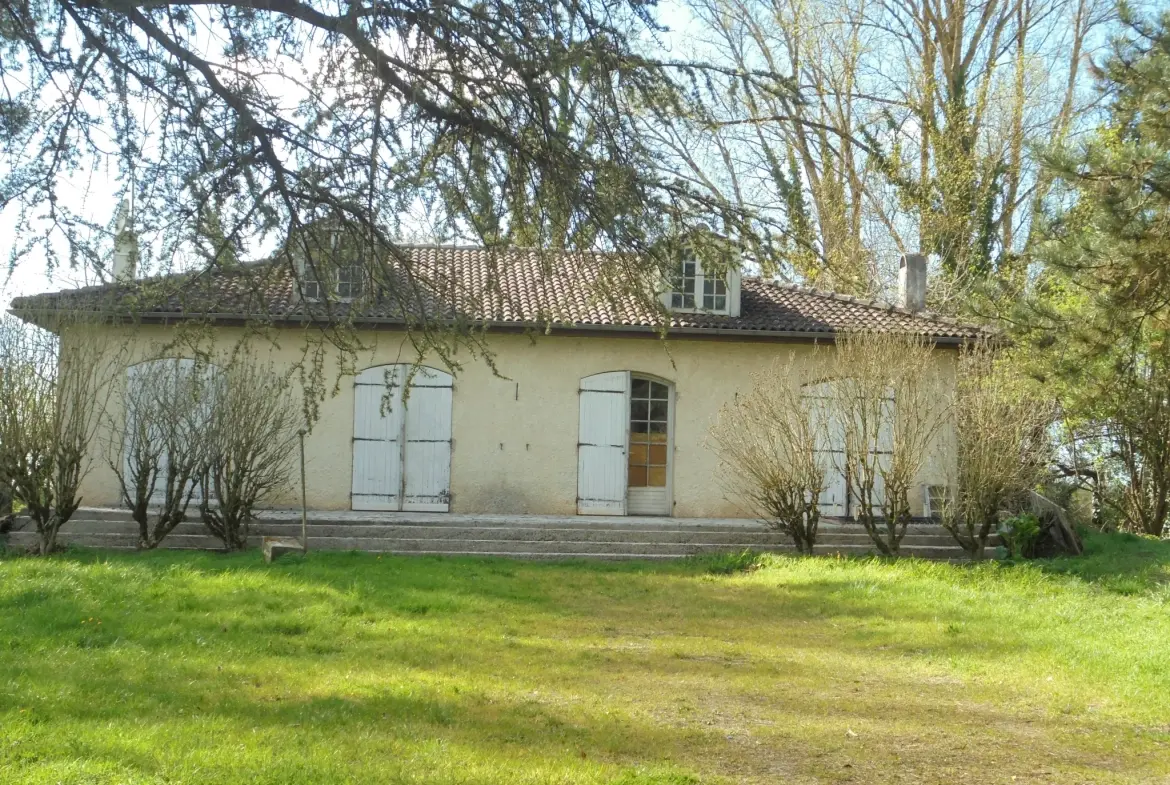 Maison de plain-pied à rénover avec grand terrain près de La Réole 