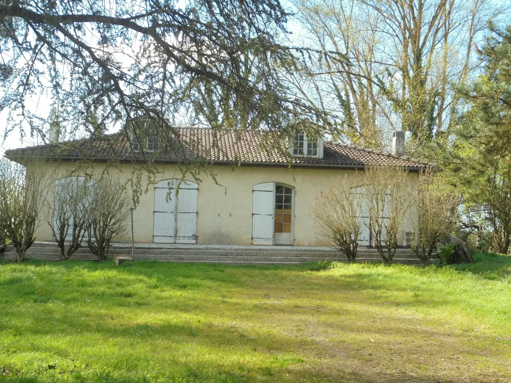 Maison de plain-pied à rénover avec grand terrain près de La Réole 