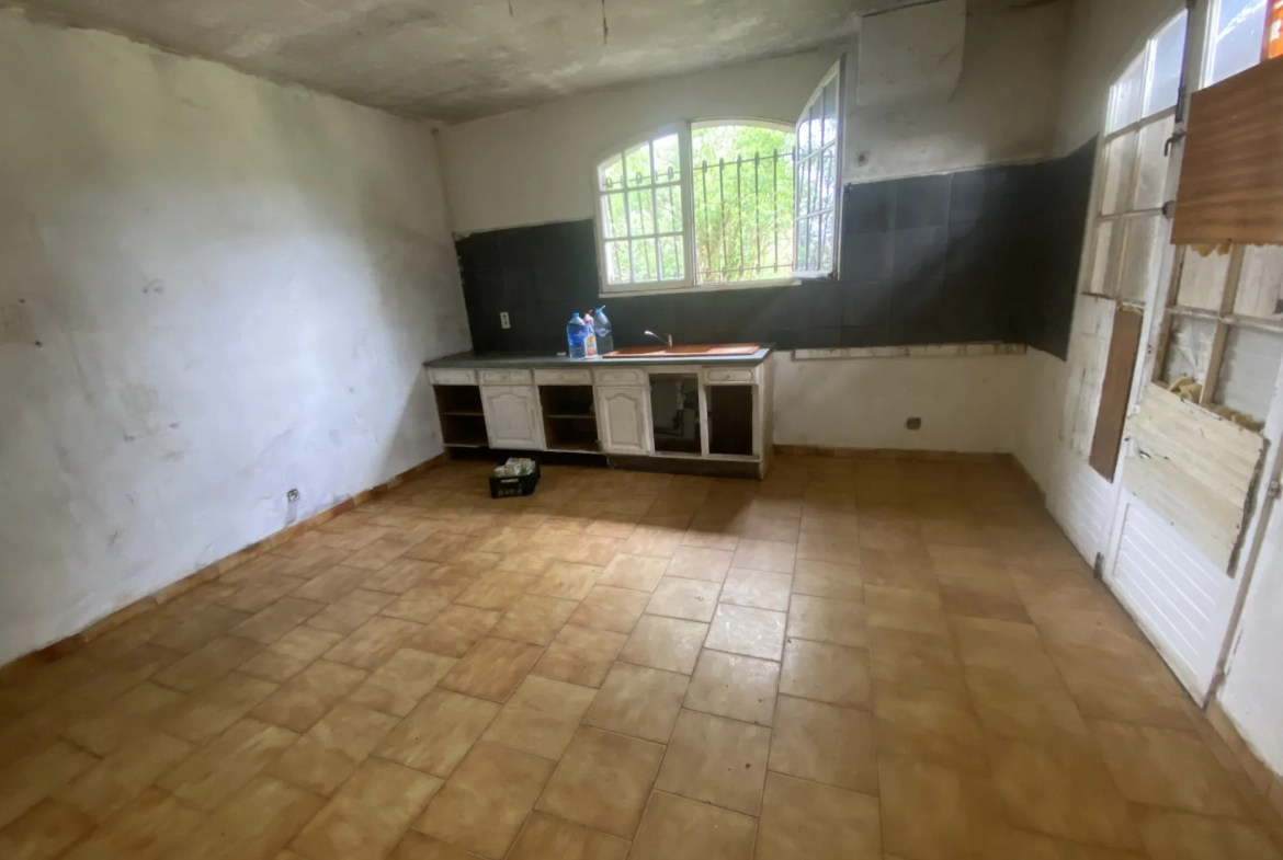 Maison de plain-pied à rénover avec grand terrain près de La Réole 
