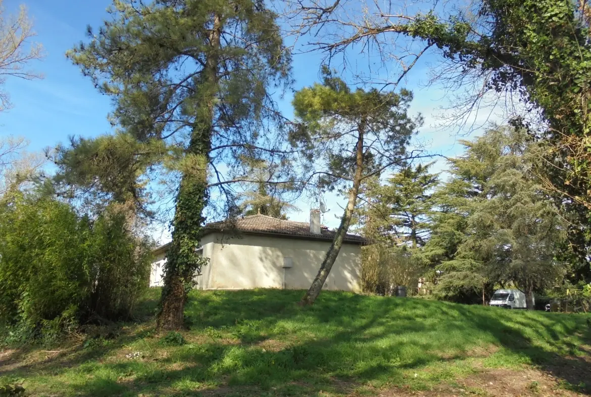 Maison de plain-pied à rénover avec grand terrain près de La Réole 