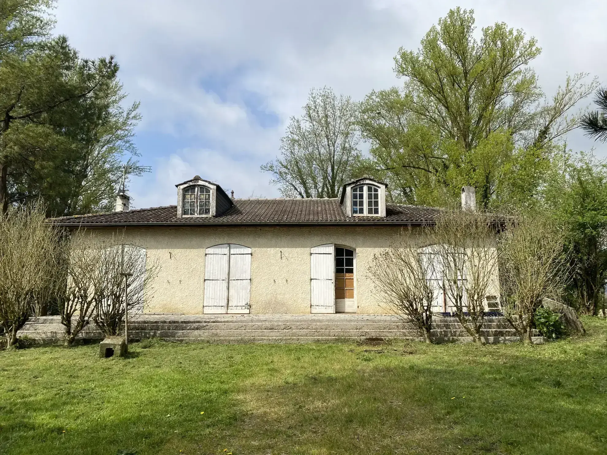 Maison de plain-pied à rénover avec grand terrain près de La Réole 