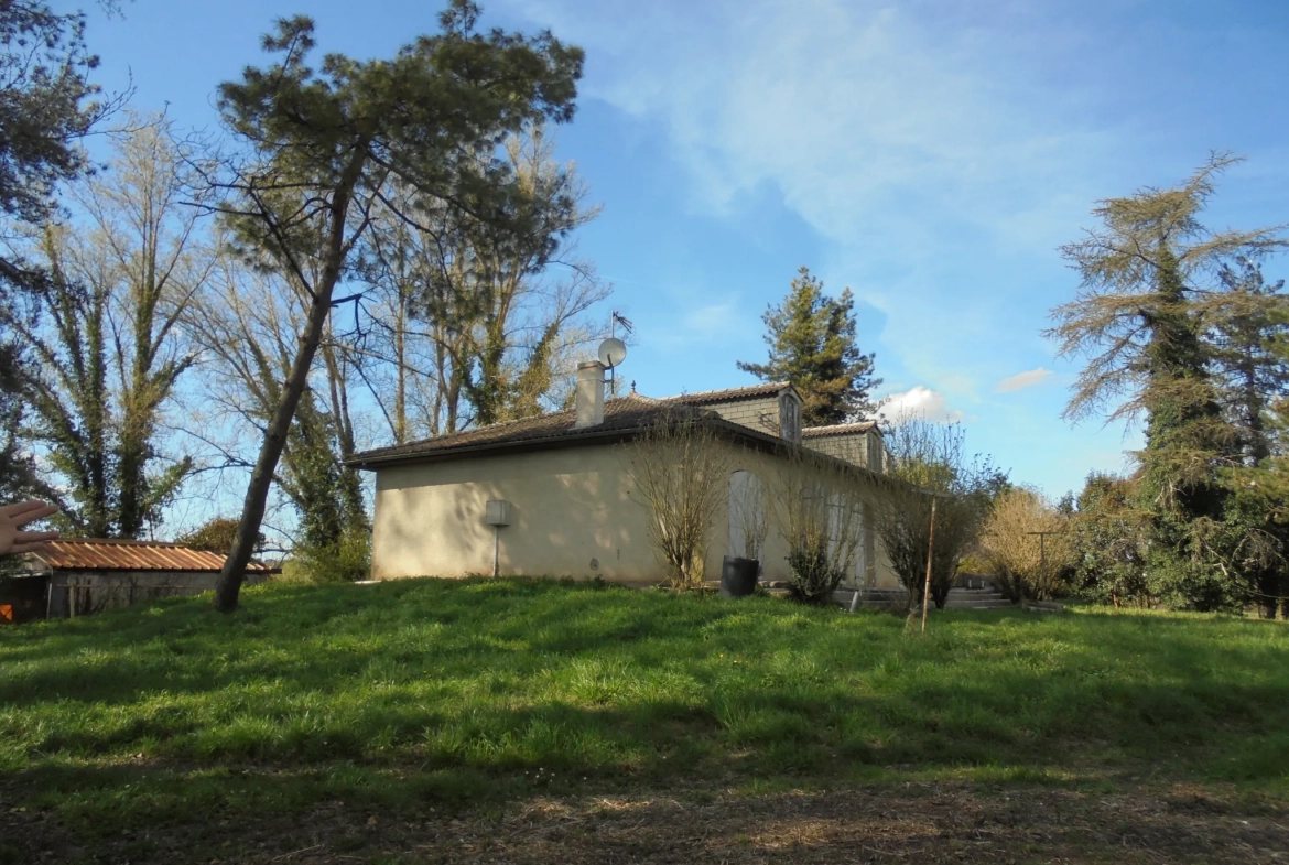 Maison de plain-pied à rénover avec grand terrain près de La Réole 