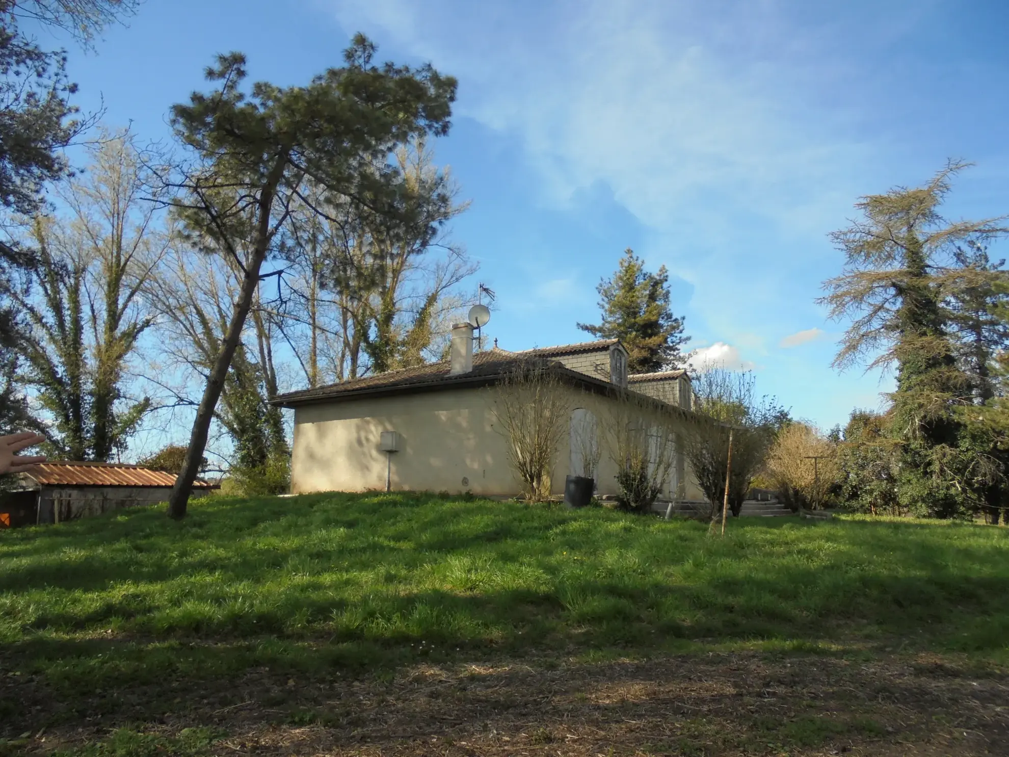 Maison de plain-pied à rénover avec grand terrain près de La Réole 