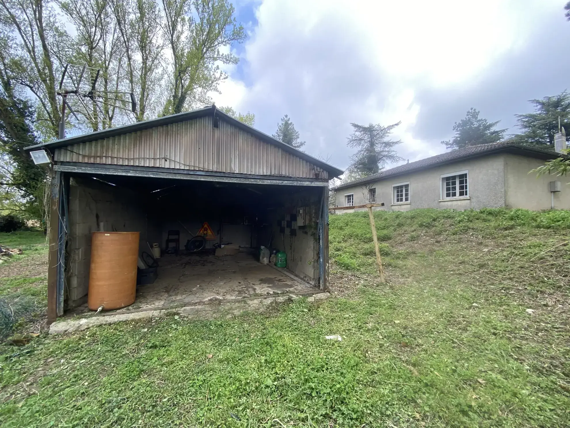 Maison de plain-pied à rénover avec grand terrain près de La Réole 