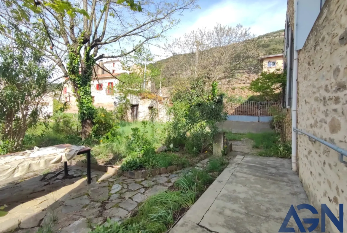 Maison à vendre de 6 pièces et 180 m² à Roquebrun, proche des Gorges d'Héric 