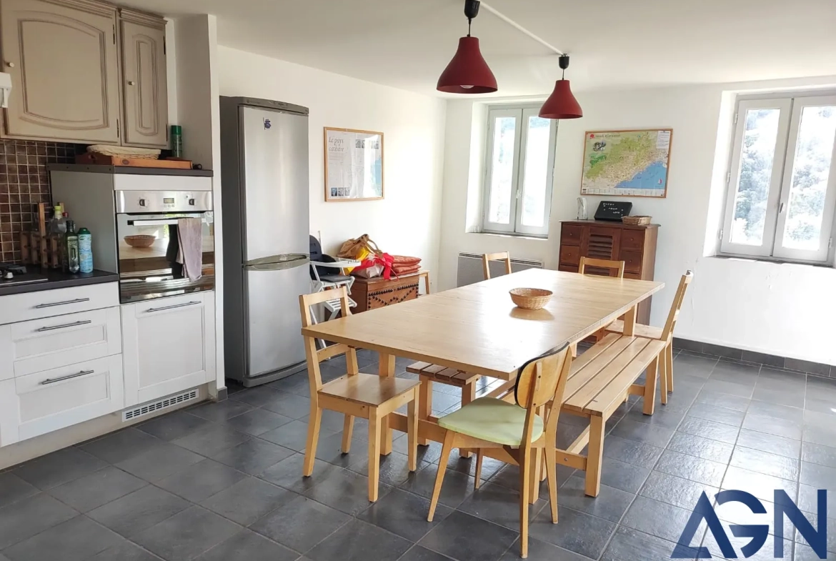 Maison à vendre de 6 pièces et 180 m² à Roquebrun, proche des Gorges d'Héric 