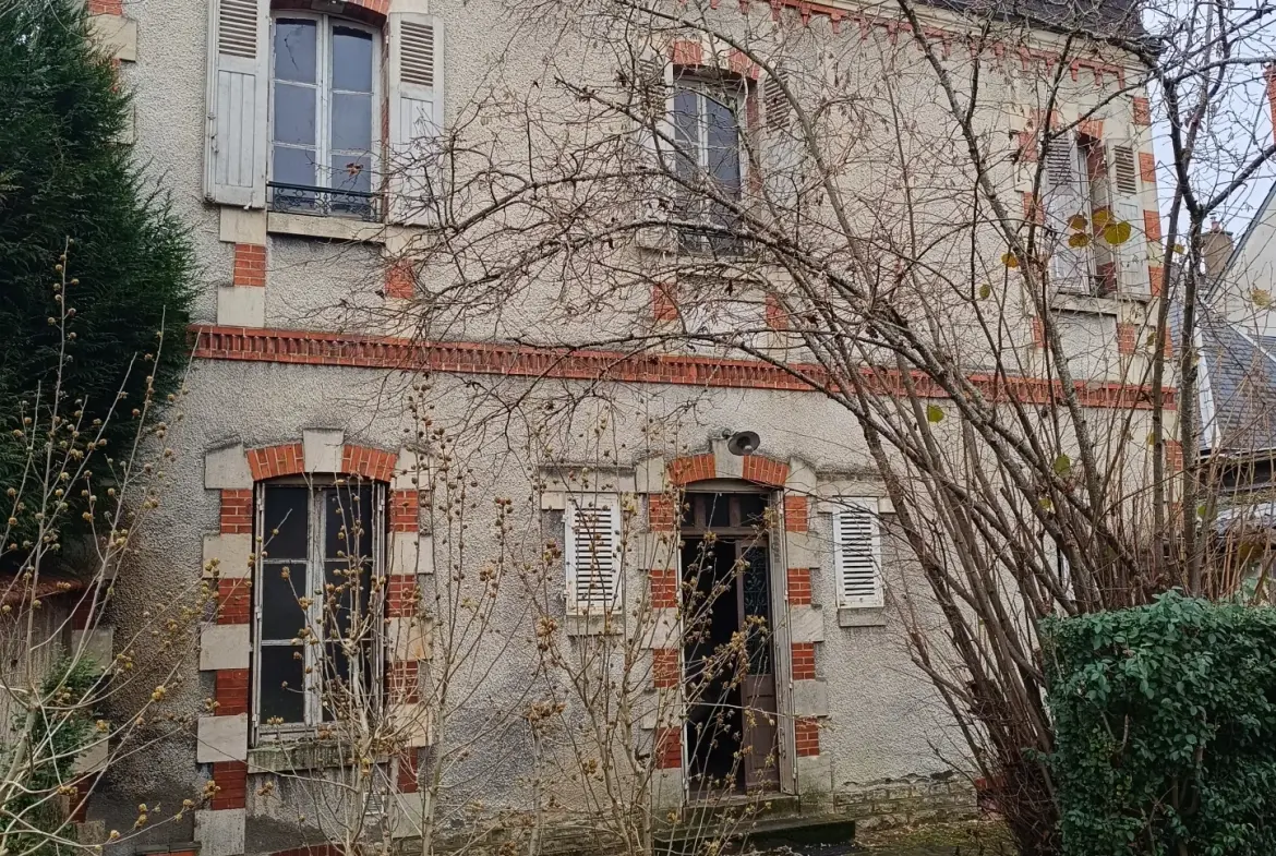 Maison bourgeoise à Vierzon de 210 m² avec potentiel de rénovation 