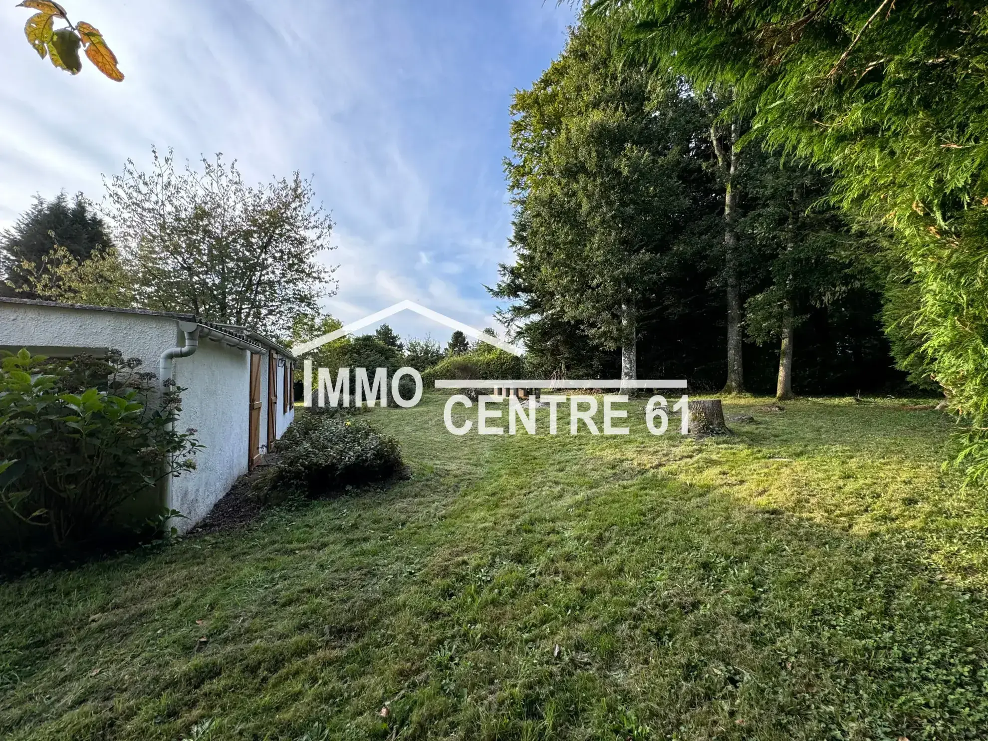 Maison de campagne 2 chambres avec garage et grand terrain arboré à La Ferté Macé 
