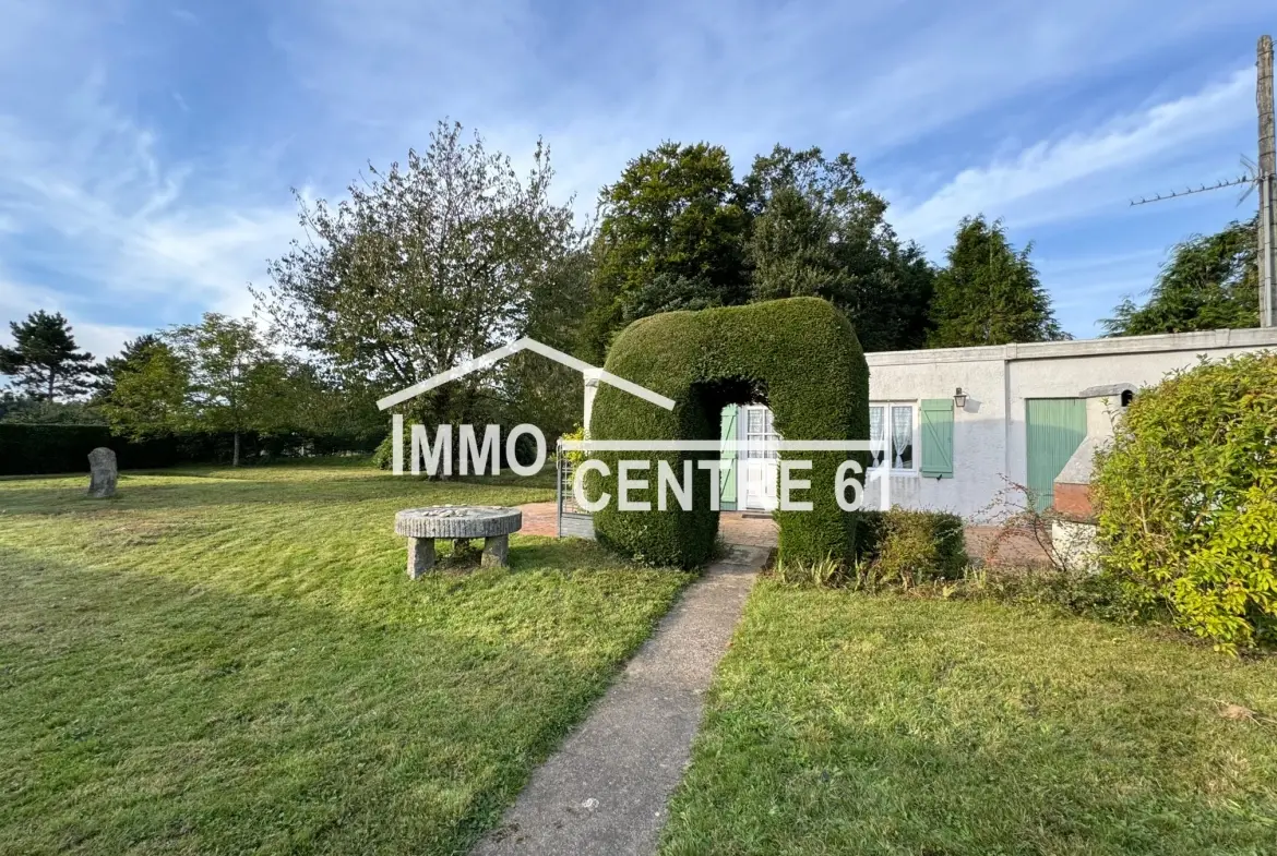 Maison de campagne 2 chambres avec garage et grand terrain arboré à La Ferté Macé 