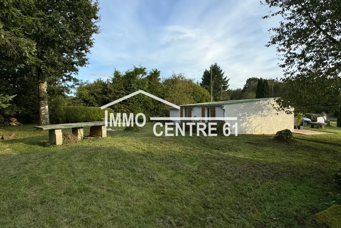 Maison de campagne 2 chambres avec garage et grand terrain arboré à La Ferté Macé 