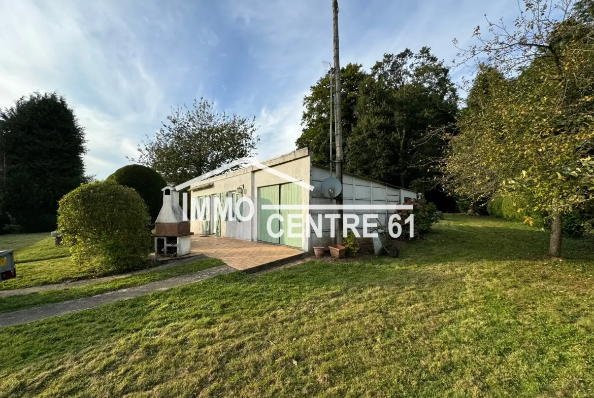 Maison de campagne 2 chambres avec garage et grand terrain arboré à La Ferté Macé 