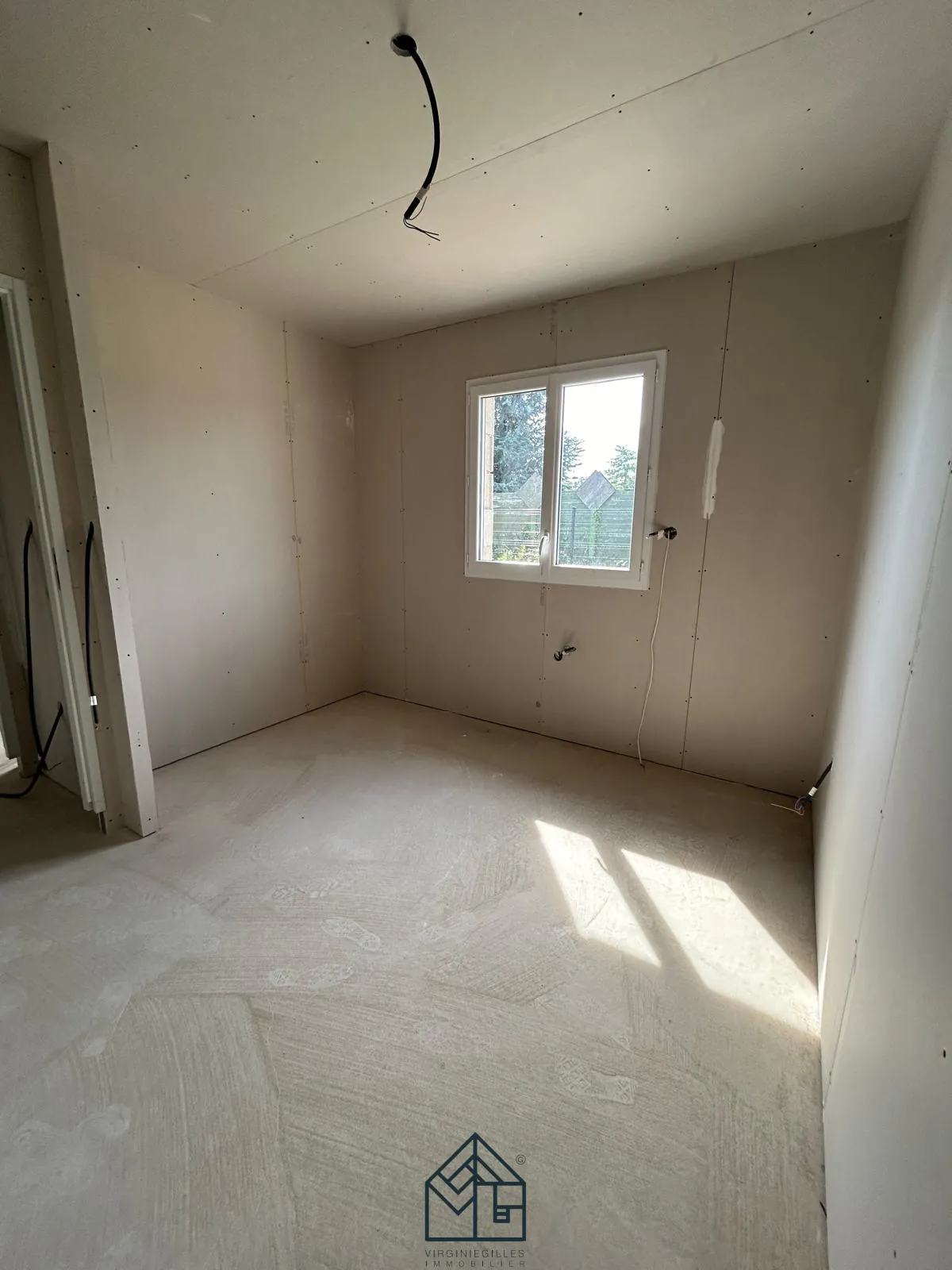 Maison neuve à Roanne avec 4 chambres, garage et terrain de 427 m² 