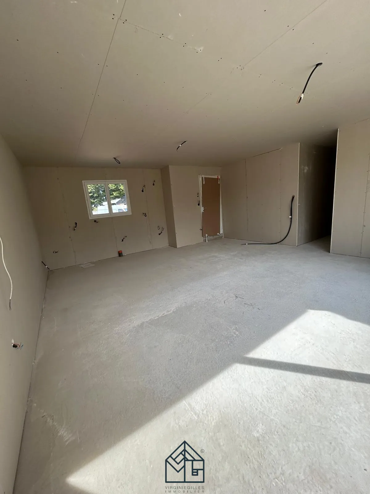 Maison neuve à Roanne avec 4 chambres, garage et terrain de 427 m² 