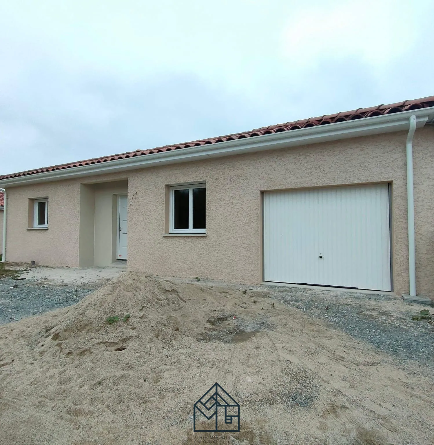 Maison neuve à Roanne avec 4 chambres, garage et terrain de 427 m² 