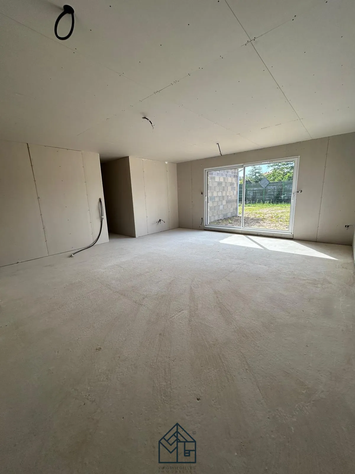 Maison neuve à Roanne avec 4 chambres, garage et terrain de 427 m² 