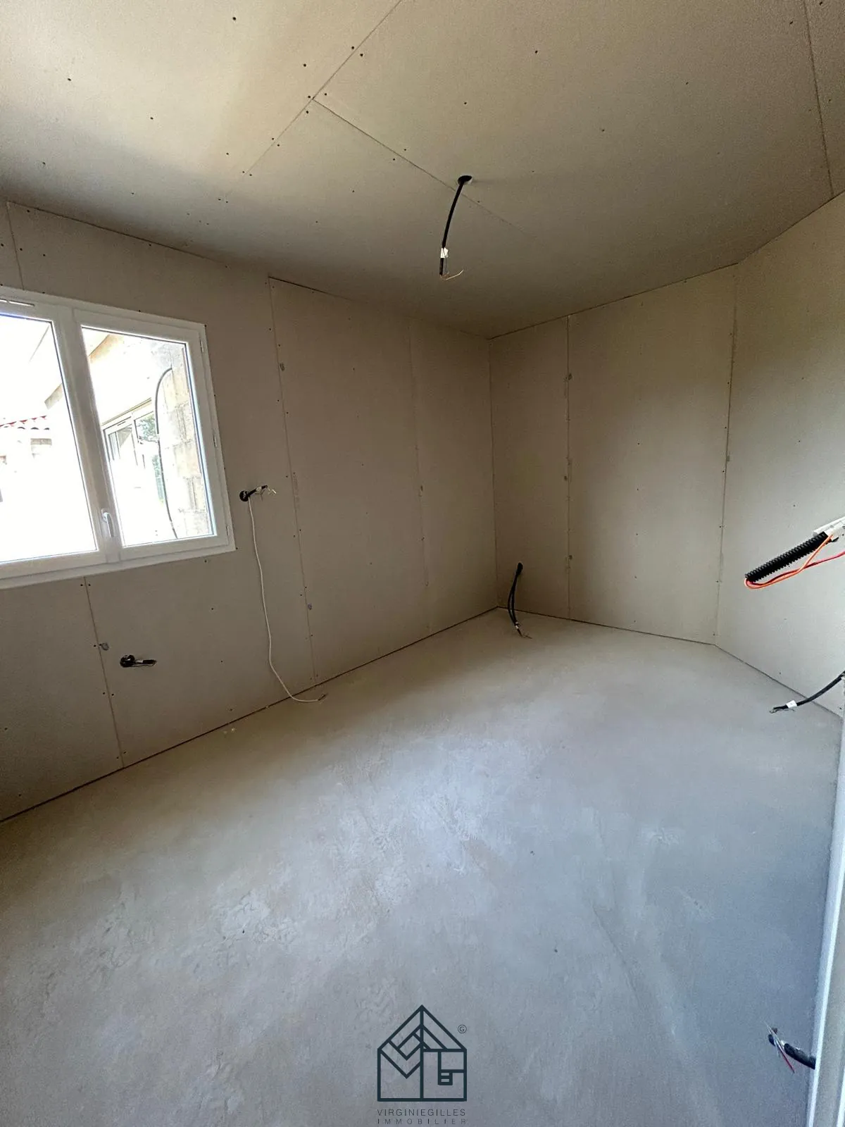 Maison neuve à Roanne avec 4 chambres, garage et terrain de 427 m² 