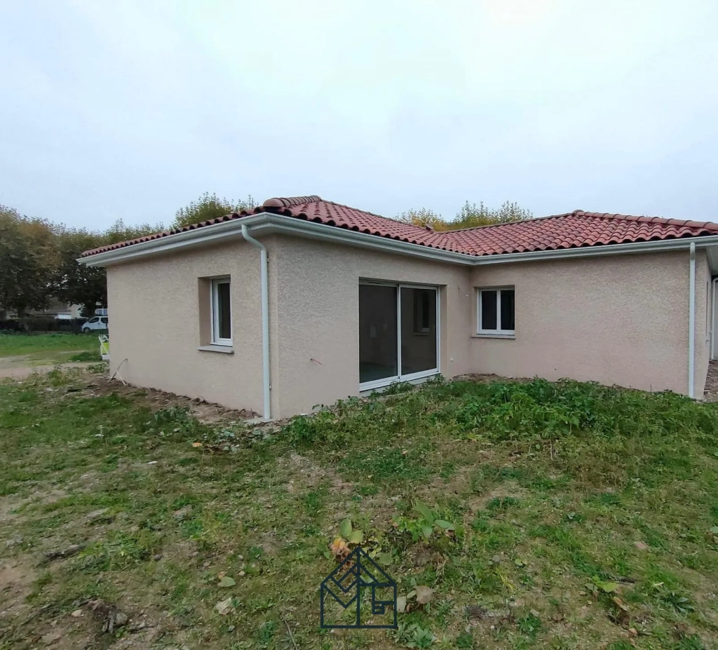 Maison neuve à Roanne avec 4 chambres, garage et terrain de 427 m²