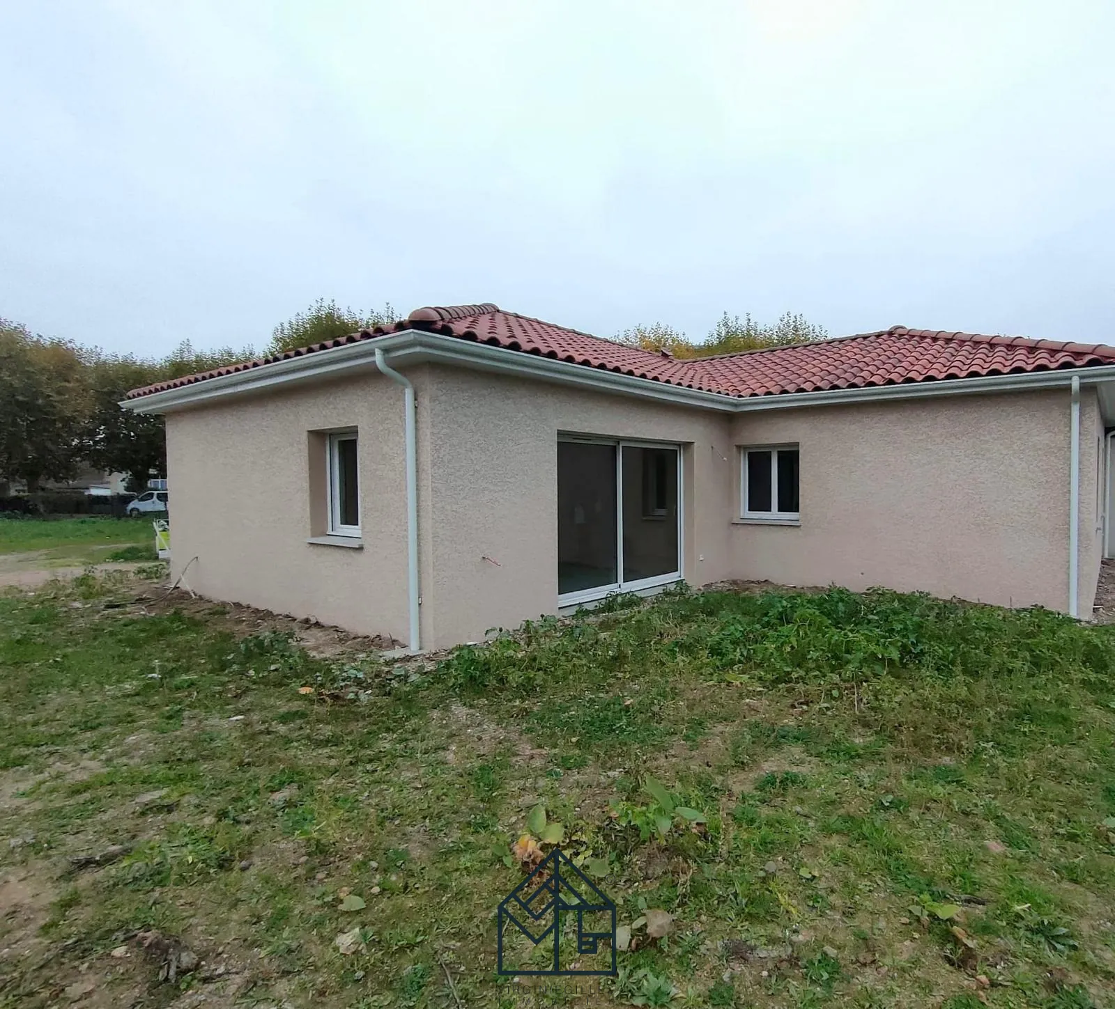 Maison neuve à Roanne avec 4 chambres, garage et terrain de 427 m² 