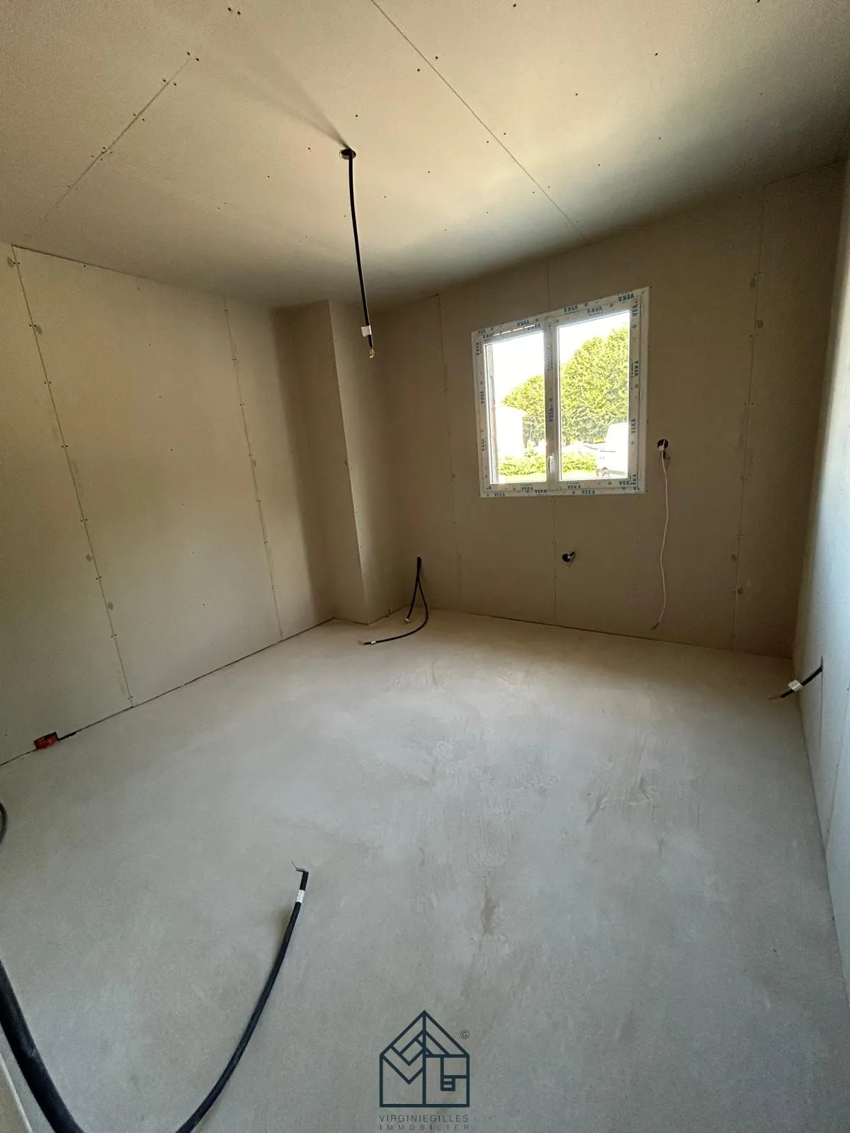 Maison neuve à Roanne avec 4 chambres, garage et terrain de 427 m² 