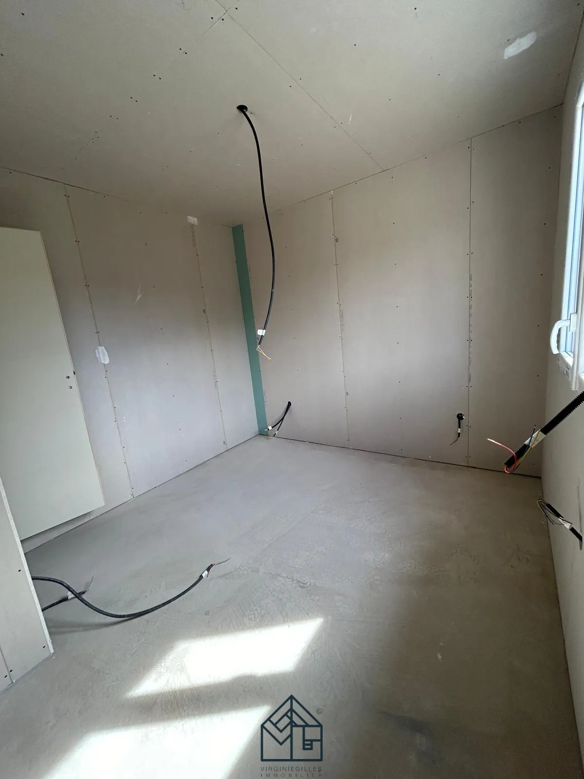 Maison neuve à Roanne avec 4 chambres, garage et terrain de 427 m² 