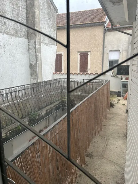 Immeuble de rapport à Vic en Bigorre avec local commercial et appartements 