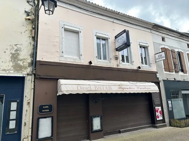 Immeuble de rapport à Vic en Bigorre avec local commercial et appartements 
