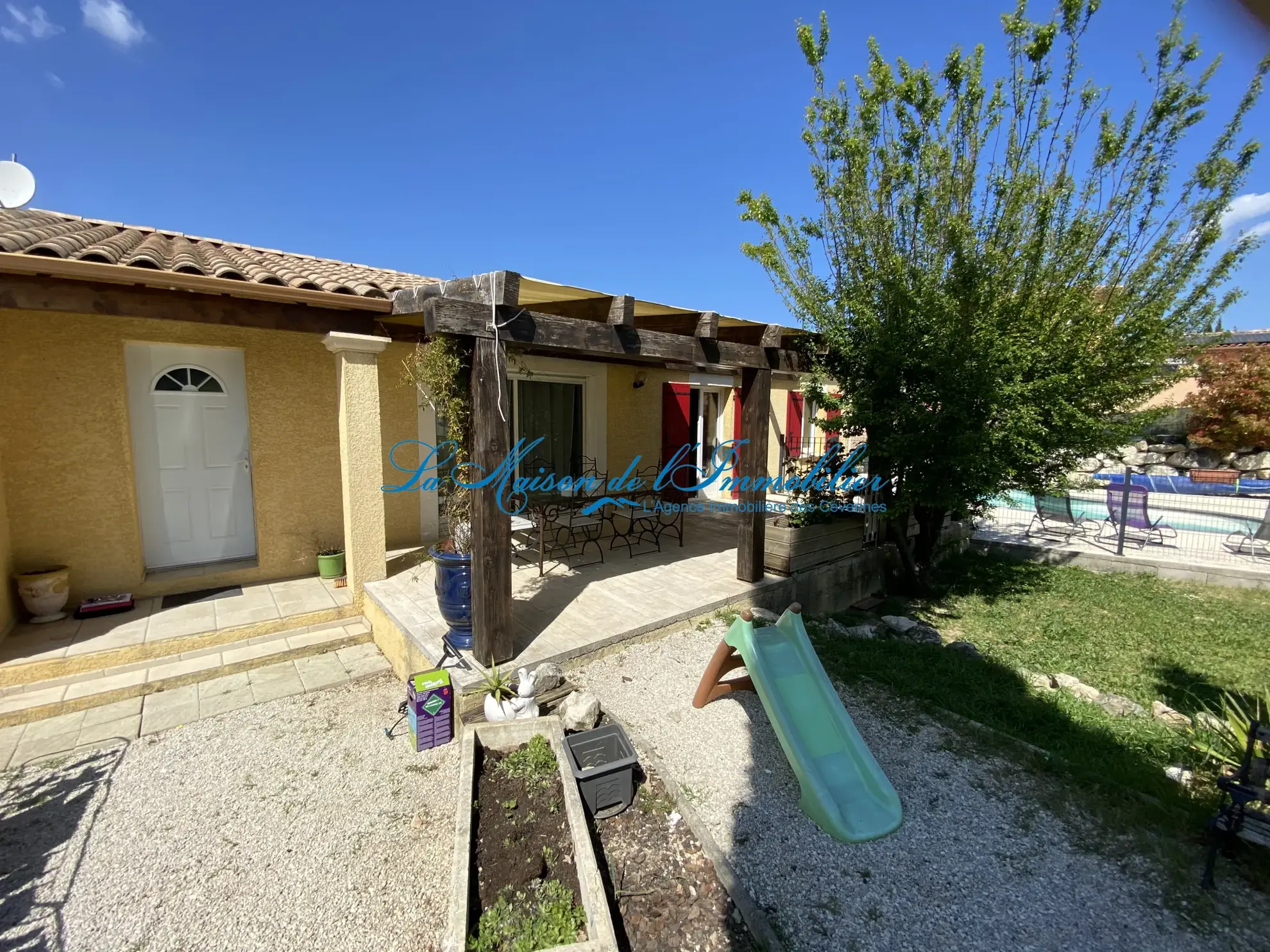Villa de plain-pied avec piscine à Ledignan - Terrain de 840 m2 et 4 chambres 