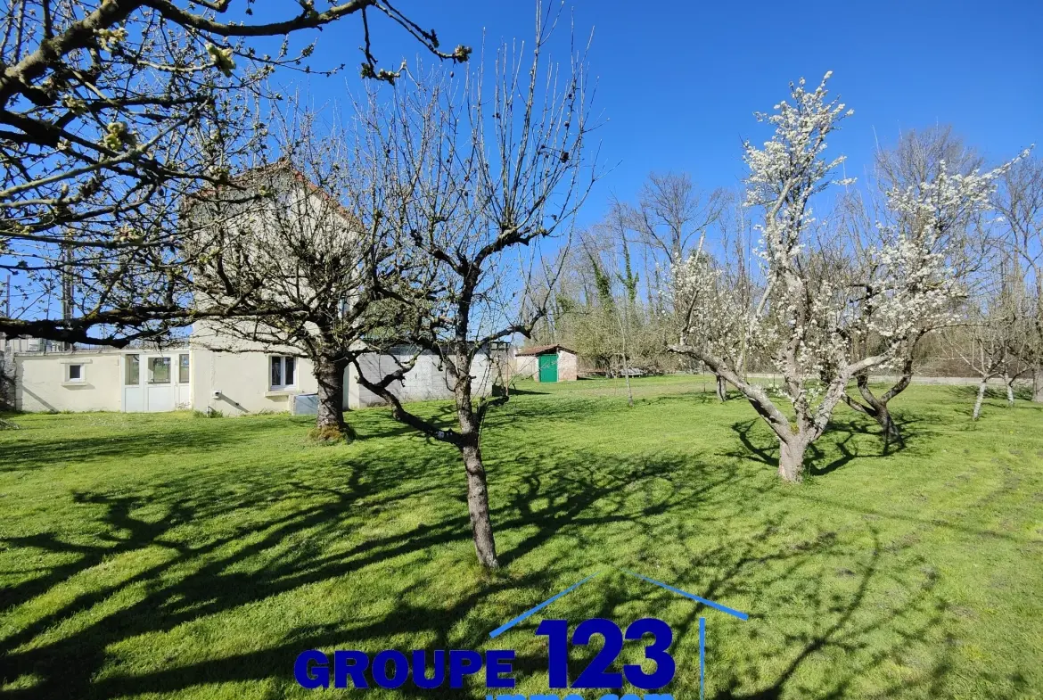 Maison à rénover à Migennes avec grand terrain et dépendances 