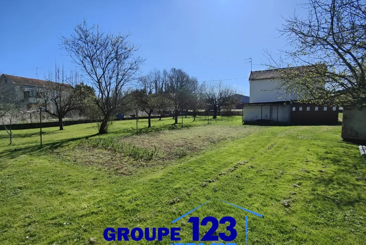Maison à rénover à Migennes avec grand terrain et dépendances 