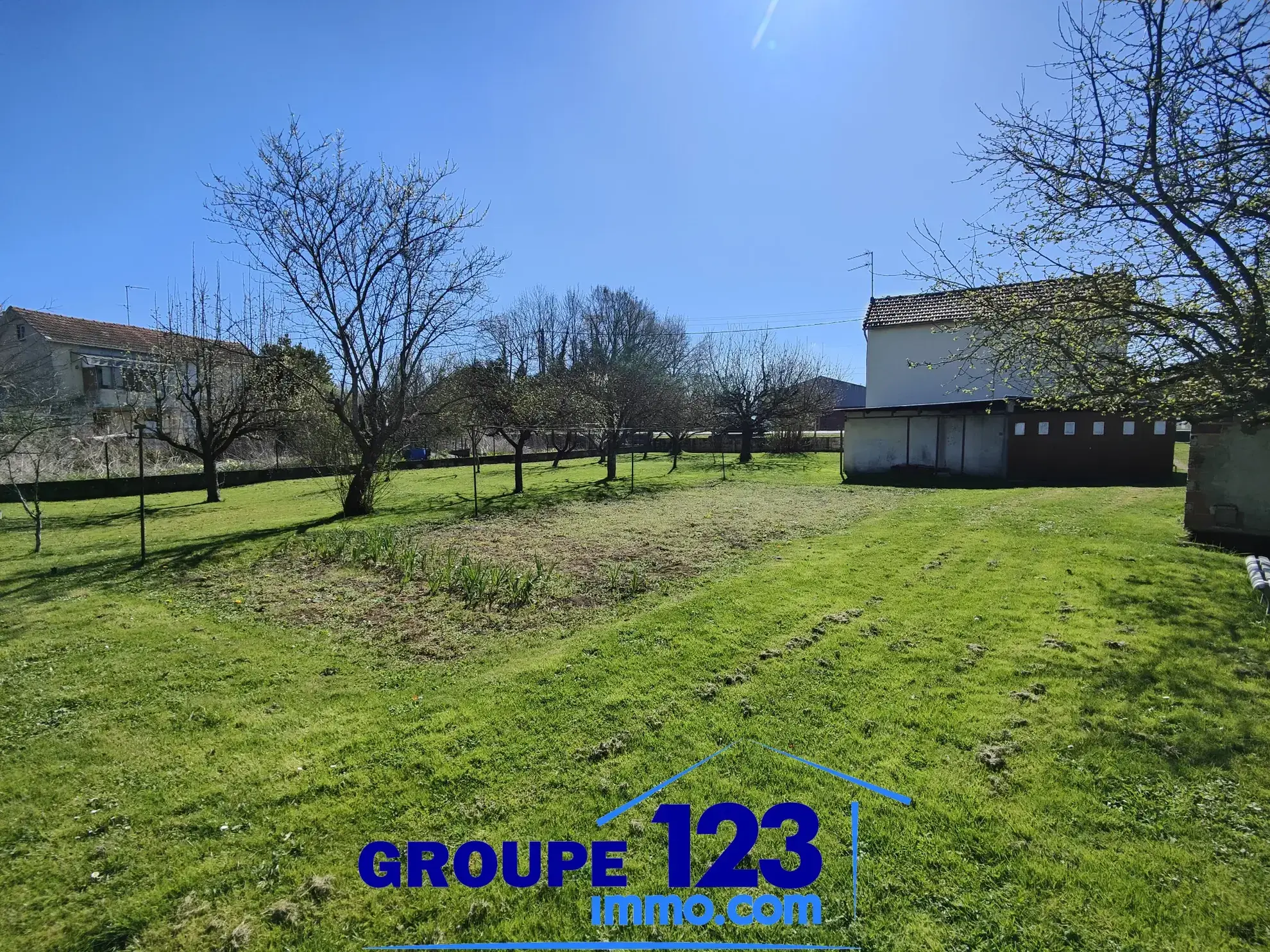 Maison à rénover à Migennes avec grand terrain et dépendances 