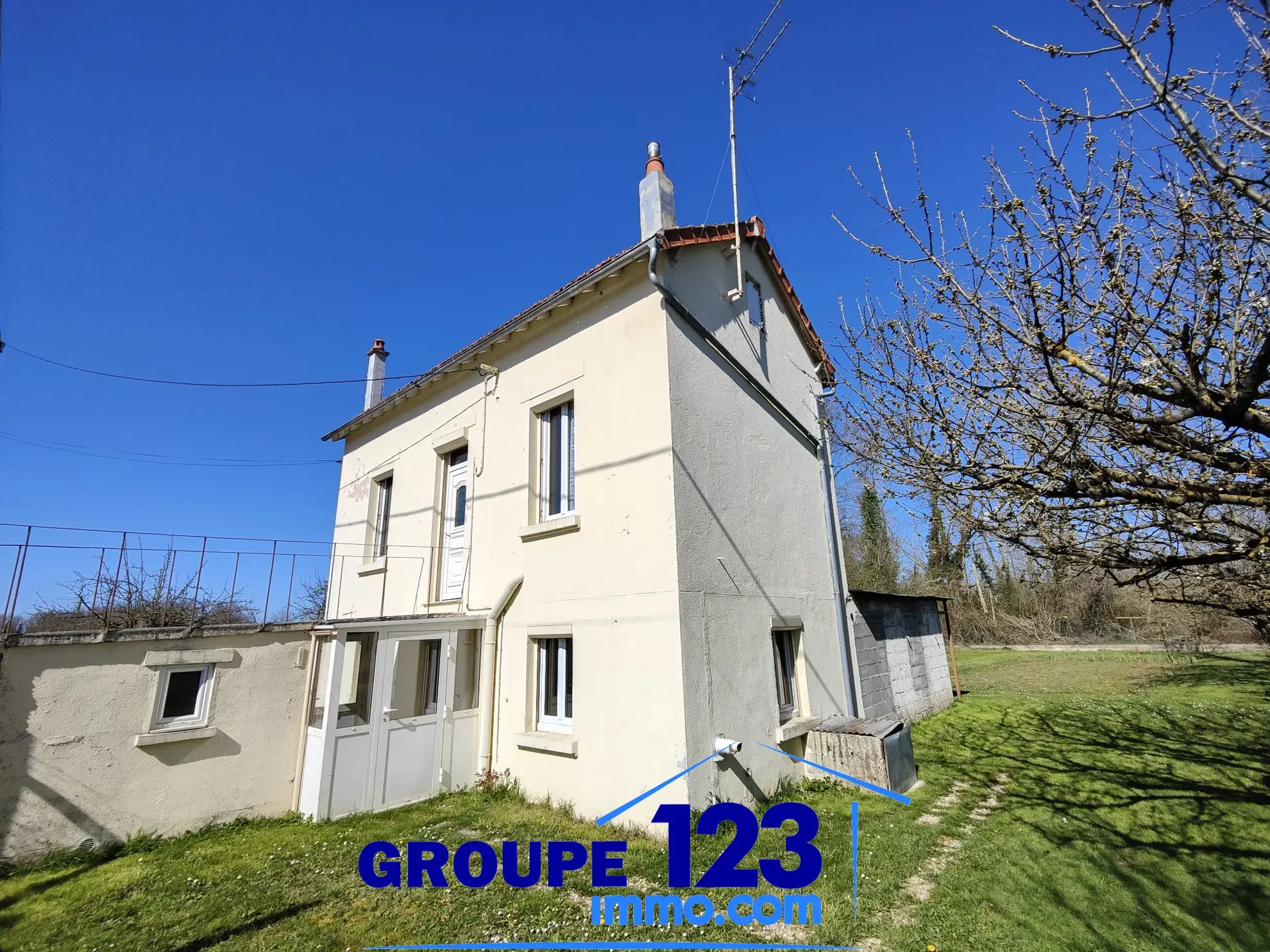 Maison à rénover à Migennes avec grand terrain et dépendances 