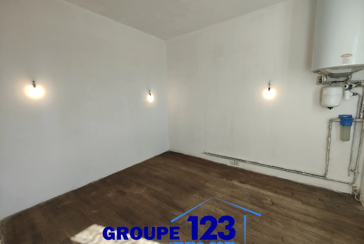 Maison à rénover à Migennes avec grand terrain et dépendances 