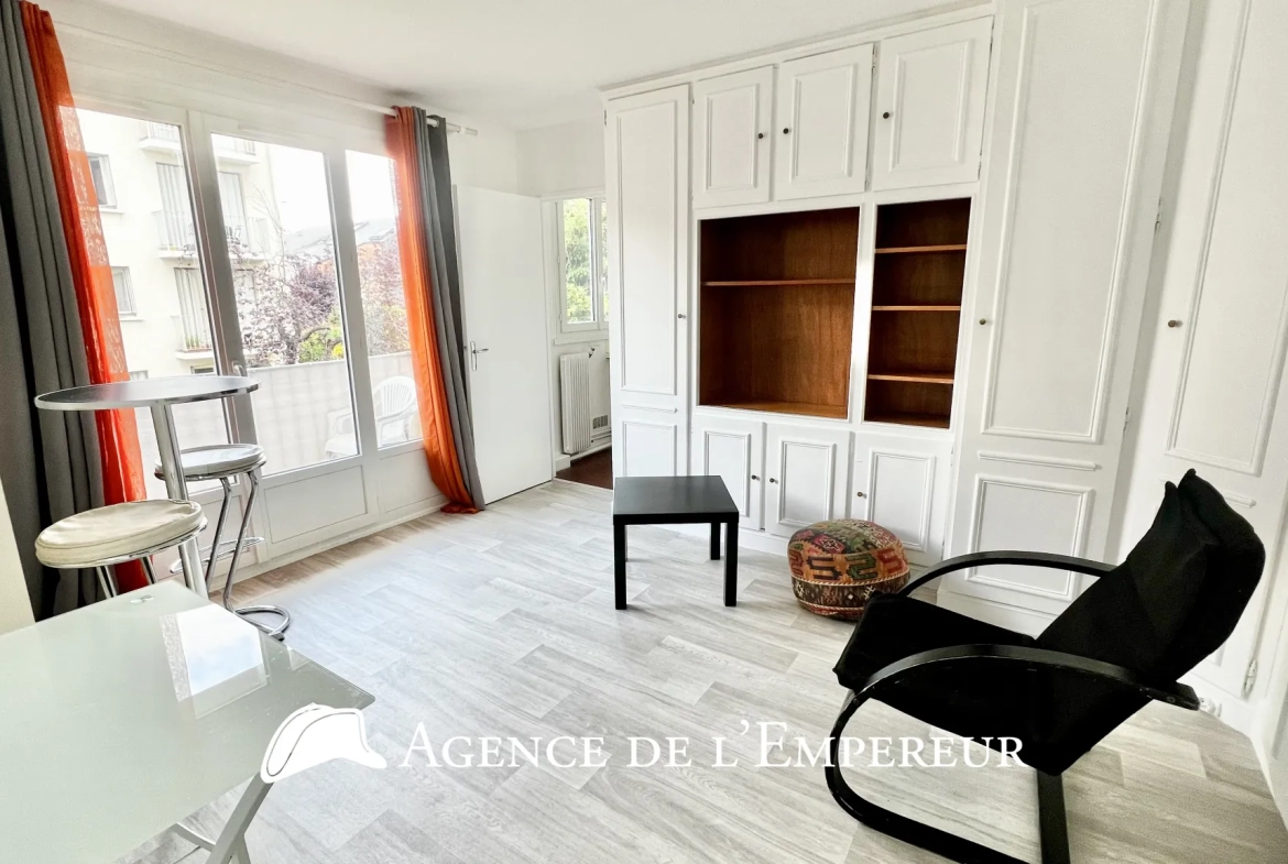 Studio de 25 m² avec balcon, parking et cave à Rueil-Malmaison 