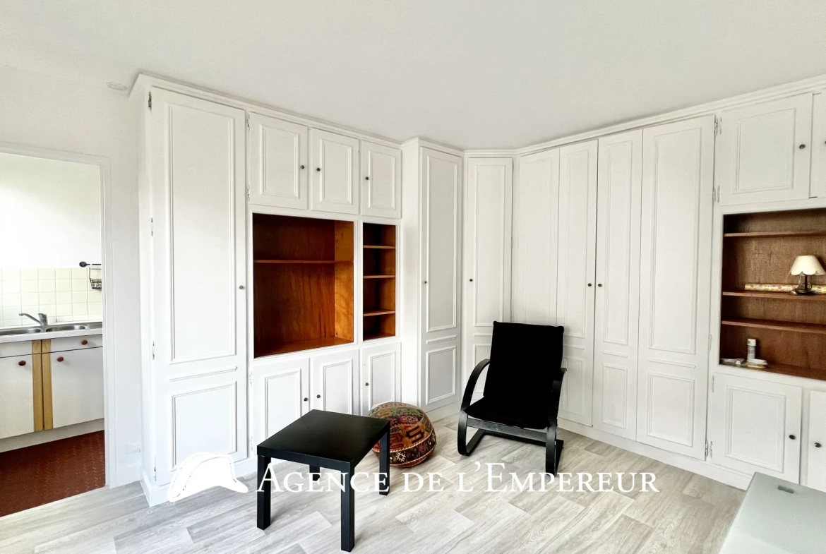 Studio de 25 m² avec balcon, parking et cave à Rueil-Malmaison 