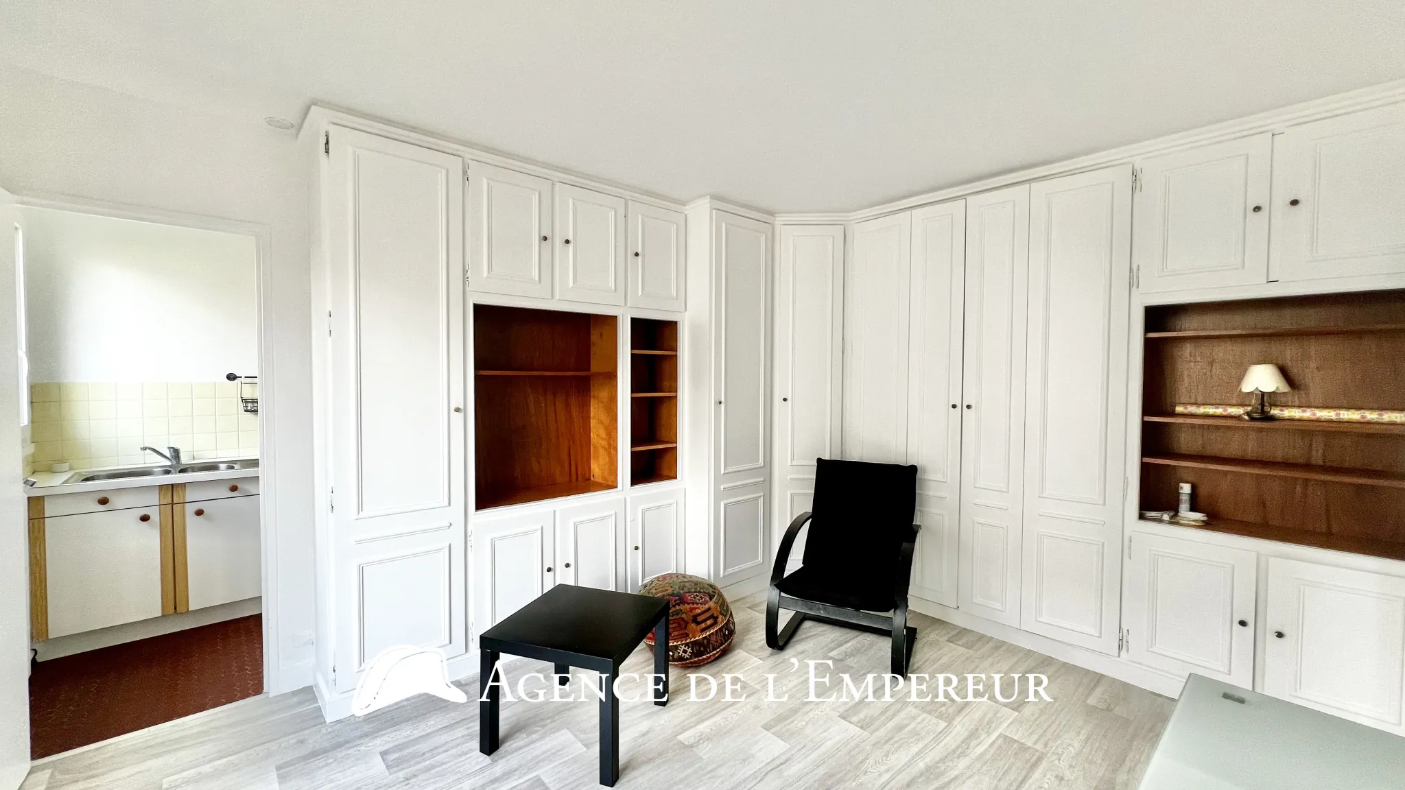 Studio de 25 m² avec balcon, parking et cave à Rueil-Malmaison 