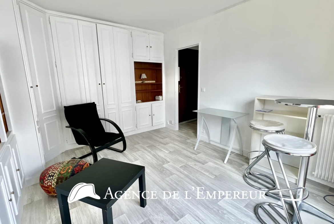 Studio de 25 m² avec balcon, parking et cave à Rueil-Malmaison 