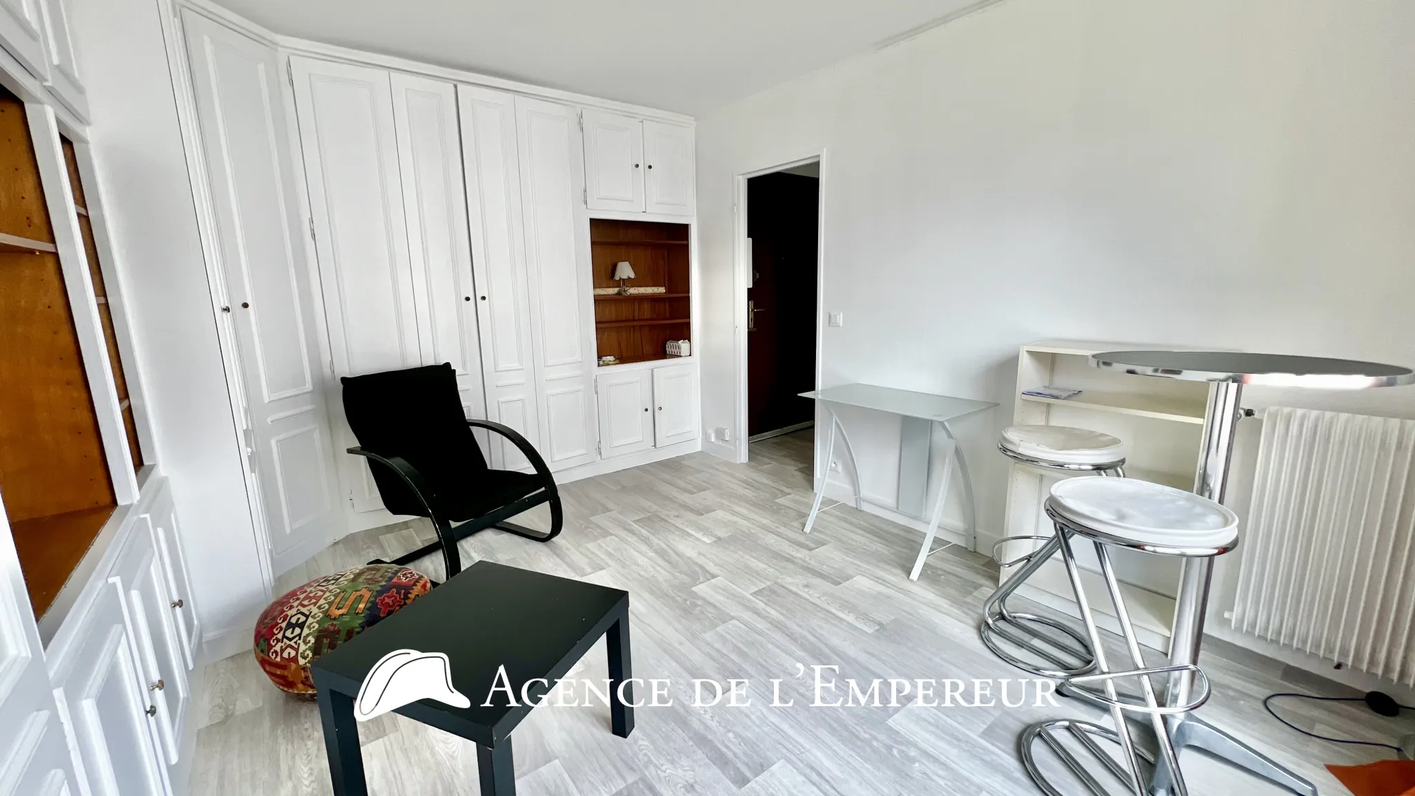 Studio de 25 m² avec balcon, parking et cave à Rueil-Malmaison 
