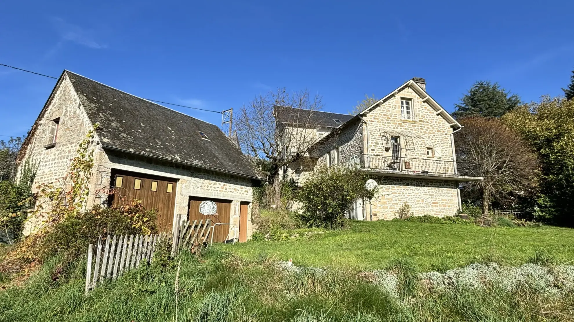 Maison spacieuse à Saint Augustin, Corrèze - Grand terrain et potentiel d'aménagement 