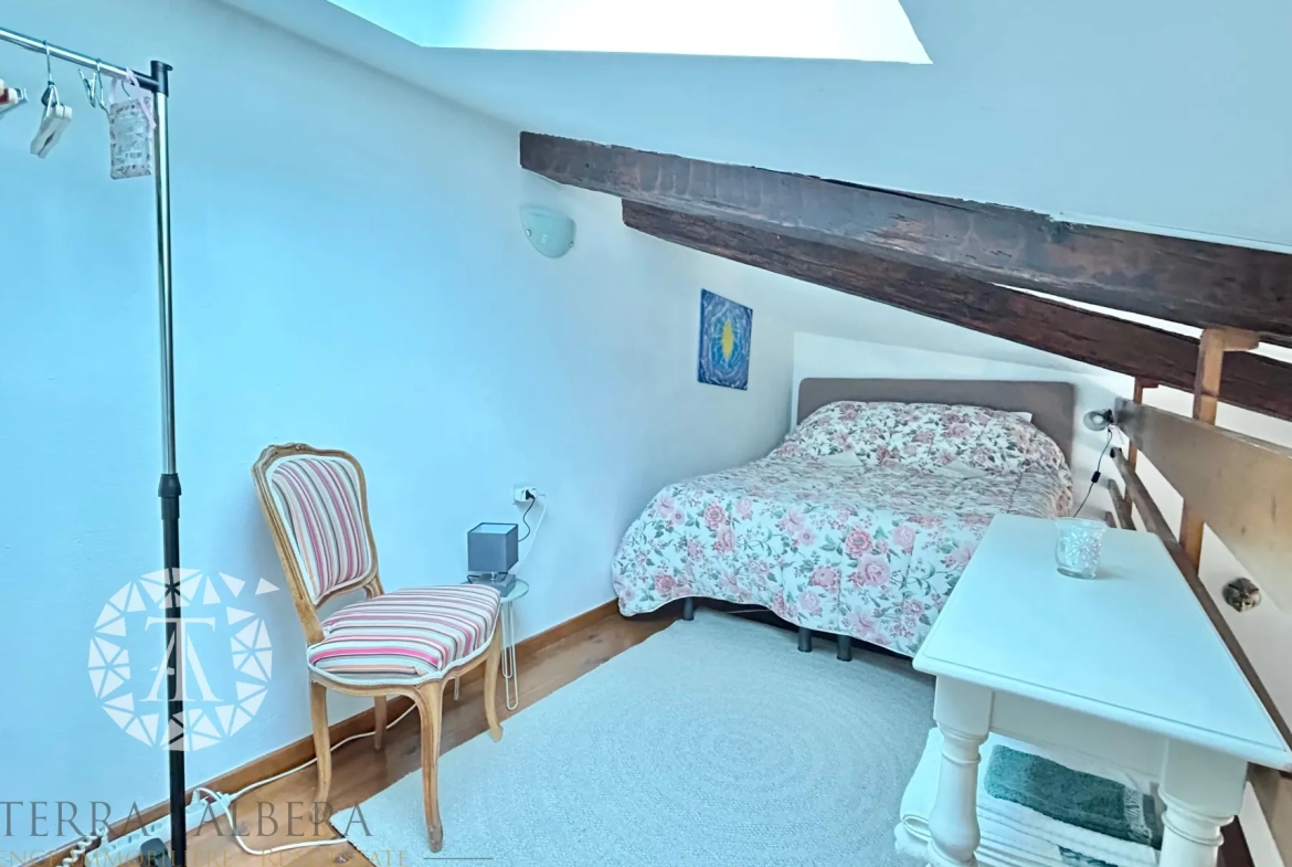 Appartement rénové de 48,64 m² au centre d'Argelès avec mezzanine et proximité des commodités 