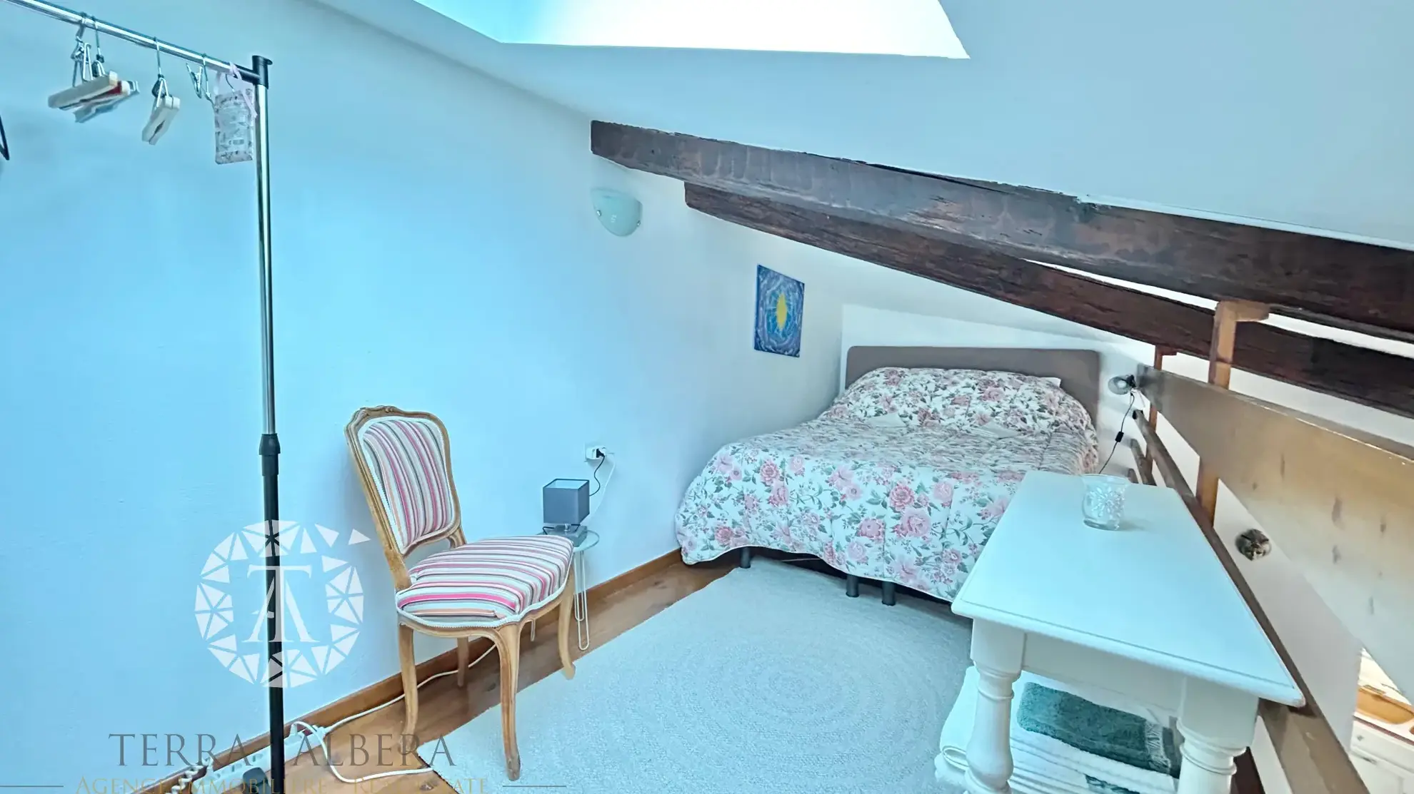 Appartement rénové de 48,64 m² au centre d'Argelès avec mezzanine et proximité des commodités 