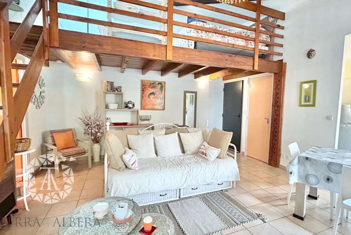 Appartement rénové de 48,64 m² au centre d'Argelès avec mezzanine et proximité des commodités 