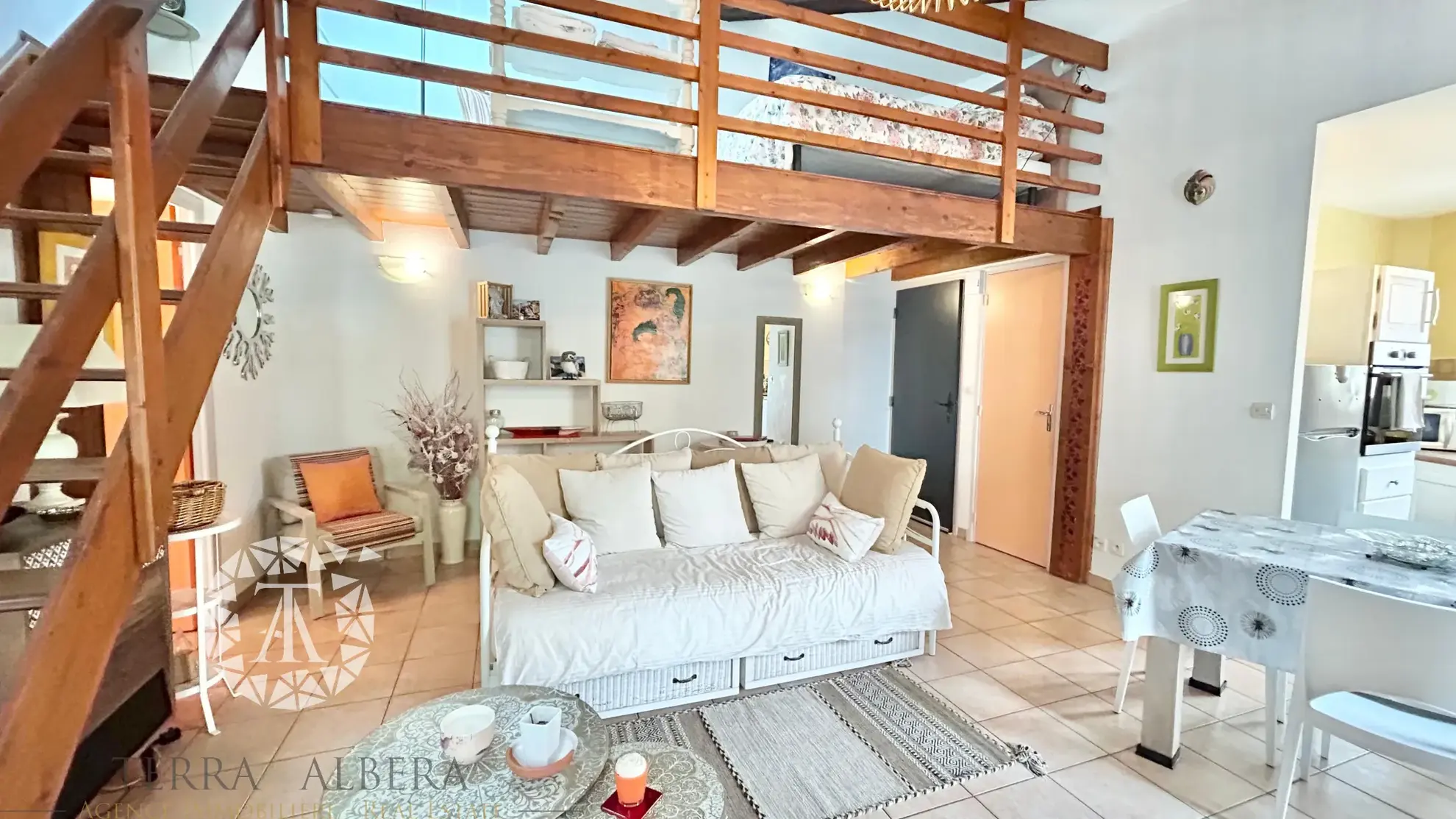 Appartement rénové de 48,64 m² au centre d'Argelès avec mezzanine et proximité des commodités 