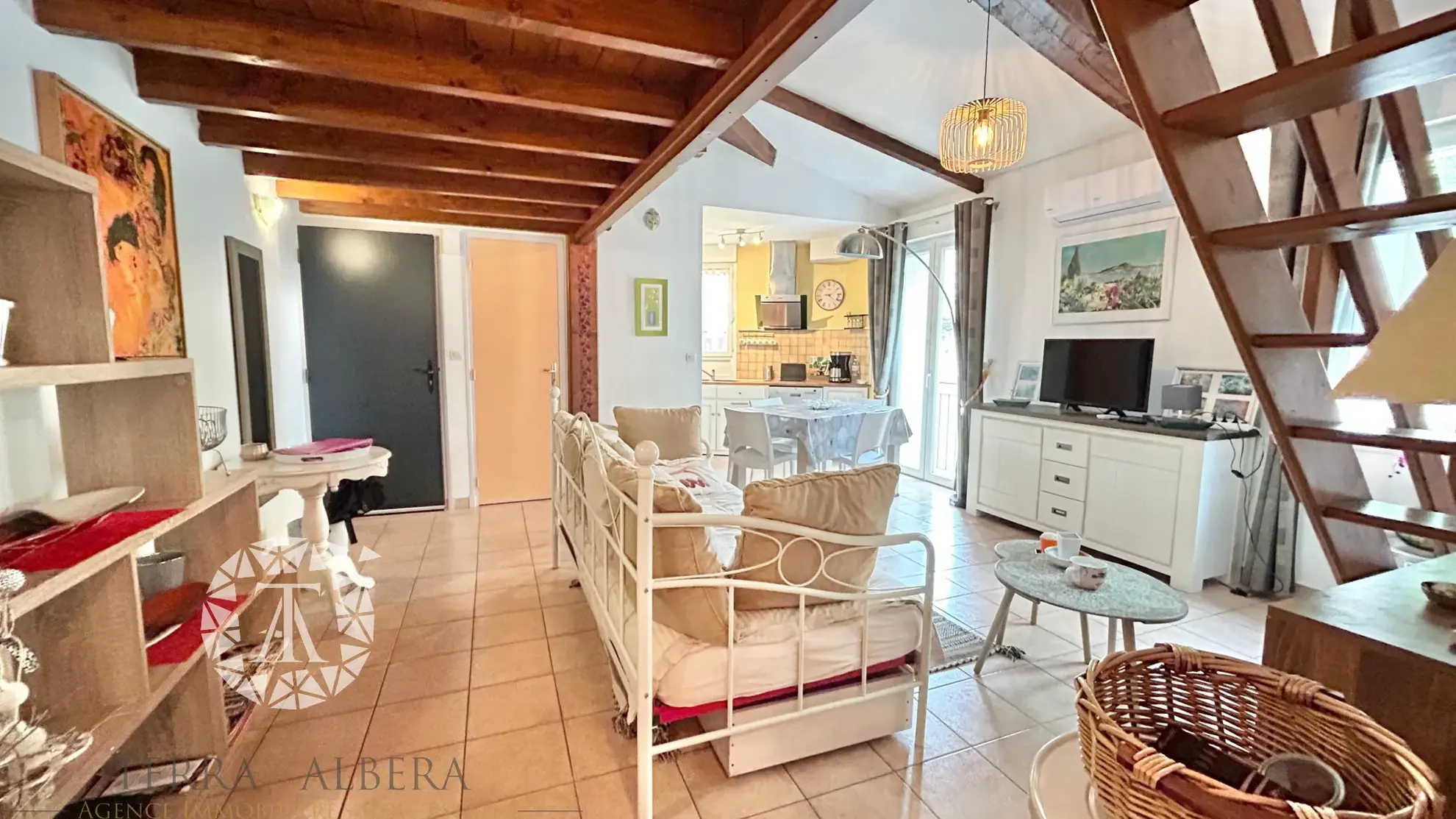 Appartement rénové de 48,64 m² au centre d'Argelès avec mezzanine et proximité des commodités 