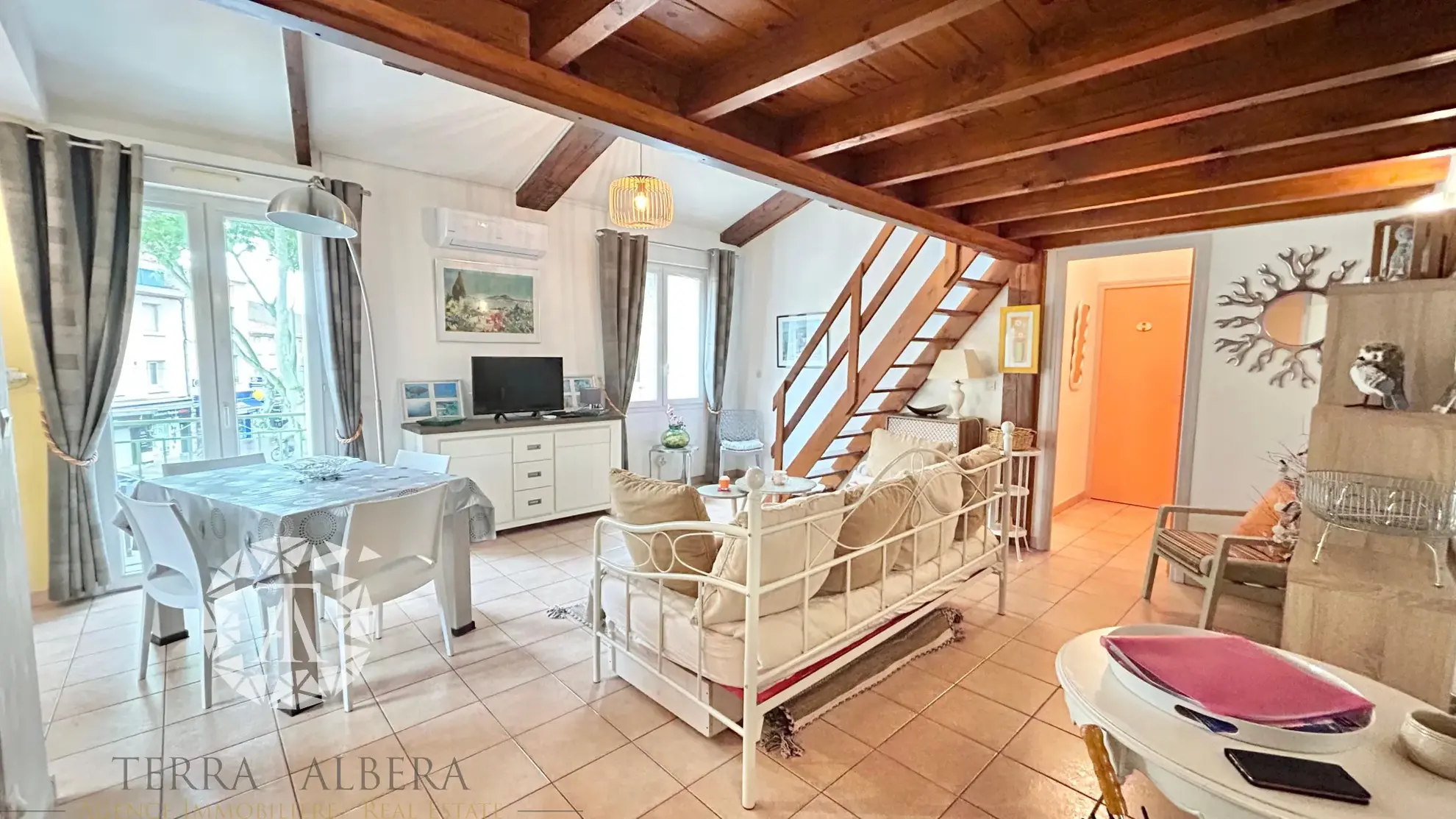 Appartement rénové de 48,64 m² au centre d'Argelès avec mezzanine et proximité des commodités 