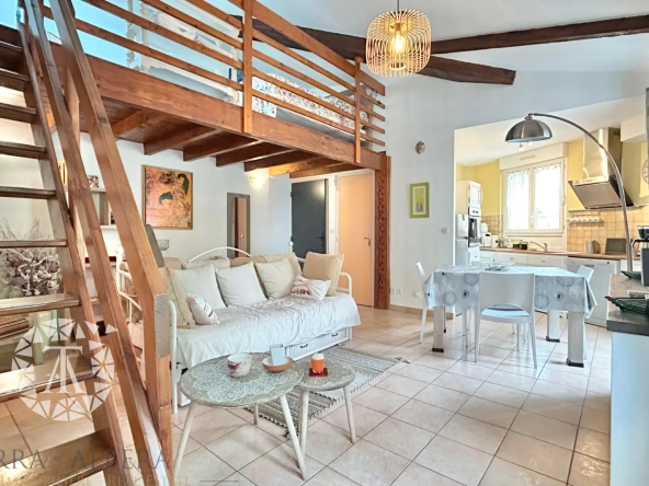 Appartement rénové de 48,64 m² au centre d'Argelès avec mezzanine et proximité des commodités