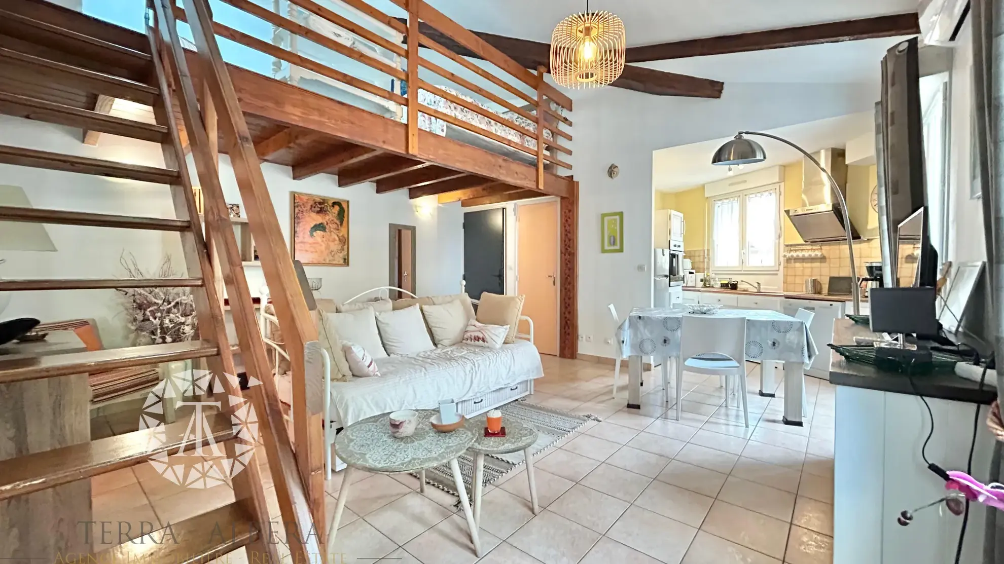 Appartement rénové de 48,64 m² au centre d'Argelès avec mezzanine et proximité des commodités 